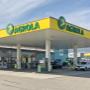 AGROLA Tankstelle in Grenchen; überdacht mit TopShop. Grosses Dach mit zwei AGROLA Schriftzügen; im Hintergrund Landi Laden