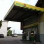 AGROLA Tankstelle in Uettligen, Bern; überdacht an Hausfassade; zwei Tanksäulen und ein Zahlterminal