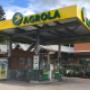 AGROLA Tankstelle in Bolligen; zwei Tanksäulen; im Hintergrund ein rotes Gebäude; links ein Landi-Werbeplakat