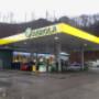 AGROLA Tankstelle in Oensingen; regnerische Aufnahme; überdachte Tansktelle mit drei Säulen und TopShop