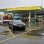 AGROLA Tankstelle in Wetzikon, regnerische Aufnahme, Parkplatz im Vordergrund, Tankstelle im Hintergrund mit TopShop