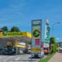 AGROLA Tankstelle mit LAVEBA Shop in Herisau an der St. Gallerstrasse. Links AGROLA Tankstelle mit Landi und Shop. In der Mitte des Bildes Totem mit Landi Logo, AGROLA Diskus, digitaler Preisanzeige.