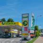 AGROLA Tankstelle mit LAVEBA Shop in Herisau an der St. Gallerstrasse. Links AGROLA Tankstelle mit Landi und Shop. In der Mitte des Bildes Totem mit Landi Logo, AGROLA Diskus, digitaler Preisanzeige.