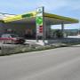 AGROLA Tankstelle in Schönengrund; direkt an Strasse; Totem in Bildmitte mit Landi Schild, AGROLA Schild und digitaler Preisanzeige