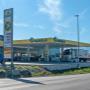 AGROLA Tankstelle und LAVEBA Shop in Altstätten. AGROLA Tankstelle im Hintergrund. Links im Vordergrund Totem mit Landi Logo, AGROLA Diskus, digitaler Preisanzeige von Treibstoff, Shop Logo.