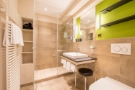 Badezimmer mit Dusche Hotel Belvedere Grindelwald