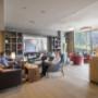 Lounge «Stuba» mit Kristall, Kamin und Panoramafenstern: Hotel Belvedere Grindelwald