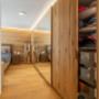 Einbauschrank mit integriertem Leuchtband und Spiegelfront