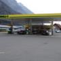 AGROLA Tankstelle mit LAVEBA Shop in Flums. Grosse Überdachung mit drei Tanksäulen. Links ist Gebäude mit LANDI Laden