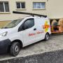 Firmenfahrzeug mit Kabelwagen