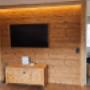 JAPS Holz GmbH - Integrierte Altholzwand mit Fernseher im Wohnzimmer