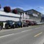 Blick auf unseren Hauptsitz in Oberdorf NW. Diverse Fahrzeuge von Aebi, New Holland und Iveco sind direkt an der Strasse ausgestellt.