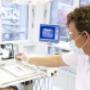 Dr. Villiger bei der Arbeit