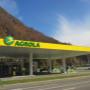 AGROLA Tankstelle in Schattdorf, Uri; überdacht mit TopShop; im Hintergrund Waldhügel