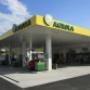 AGROLA Tankstelle in Luzern; überdachte Tankstelle mit TopShop (rechts), Tanksäulen links
