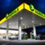 AGROLA Tankstelle in Malters; Nachaufnahme; Dach hell beleuchtet; Mit TopShop; helle Beleuchtung am Shop;