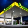 AGROLA Tankstelle in Malters; Nachaufnahme; Dach hell beleuchtet; Mit TopShop; helle Beleuchtung am Shop;