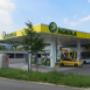 AGROLA Tankstelle mit TopShop in Lonay; station-service AGROLA à Lonay; avec un TopShop kiosque; gelbes Auto unter Dach geparkt