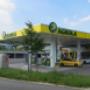AGROLA Tankstelle mit TopShop in Lonay; station-service AGROLA à Lonay; avec un TopShop kiosque; gelbes Auto unter Dach geparkt
