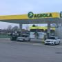 AGROLA Tankstelle in Koppigen. Überdacht mit zwei Tanksäulen. Im Hintergrund eine selfwash Autowaschanlage. Zwei weisse Autos bei den Tanksäulen