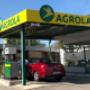 AGROLA Tankstelle in Rothrist überdacht mit einer Tanksäule. Zahlterminal. Rotes Auto unter Tankstelle geparkt.
