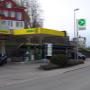AGROLA Tankstelle in Wattwil bei TCS Pannendienst. Rechts Strasse im Vordergrund.