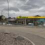 AGROLA Tankstelle in Winznau; im Vordergrund Strasse - Tankstelle mit TopShop; links Totem mit AGROLA Logo und digitaler Preisanzeige