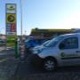 AGROLA Ladestation in Bützberg, bei Tankstelle gelegen, AGROLA Auto angeschlossen an Ladestation