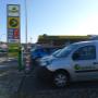 AGROLA Ladestation in Bützberg, bei Tankstelle gelegen, AGROLA Auto angeschlossen an Ladestation