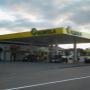 AGROLA Tankstelle in Bützberg mit TopShop. An Strasse gelegen. Autos unter Dach bei Tanksäulen.