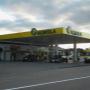 AGROLA Tankstelle in Bützberg mit TopShop. An Strasse gelegen. Autos unter Dach bei Tanksäulen.