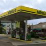 Station service à Estavayer-le-Lac. Station couvert.
AGROLA Tankstelle in Estavayer-le-Lac. Freistehend. Überdacht. Gebäude im Hintergrund