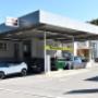 Tankstelle bei Garage - überdacht. Eine Säule mit Zahlautomat.