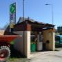 AGROLA Tankstelle in Egnach (Winden). Eine Tanksäule mit Zahlterminal unter kleinem Überstand. Links und rechts Fahrzeuge.