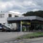 AGROLA Tankstelle in Gümmenen bei Mercedes-Benz; links im Bild Totem mit AGROLA Logo und Preisschildern darunter Selecta Automat