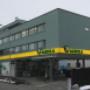 AGROLA Tankstelle in Muri AG, Agrola Tankstelle in grau-grünem Gebäude; mit TopShop; Schnee liegt an Strassenrand