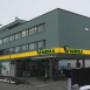 AGROLA Tankstelle in Muri AG, Agrola Tankstelle in grau-grünem Gebäude; mit TopShop; Schnee liegt an Strassenrand