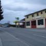 AGROLA Tankstelle in Gonten; rechts beige-rotes Garagengebäude dahinter AGROLA Tankstelle