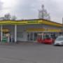 AGROLA Tankstelle in Bischofszell bei Opel Garage. Rotes Auto bei Parkplatz und roter Selecta Automat.