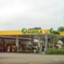 AGROLA Tankstelle in Diessenhofen bei Landi: rechts ist Totem Schild mit Landi und AGROLA Logo, Preisschildern und TopShop