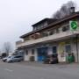 AGROLA Tankstelle in Mollis, bei Wohnhaus neben Garage. Eine Tanksäule mit Zahlterminal. Neblige Bildaufnahme.