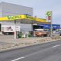 AGROLA Tankstelle in Erlen; dahinter Fabrik; Tankstelle überdacht mit mehreren Tanksäulen und AdBlue