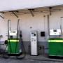 AGROLA Tankstelle in Herznach zwei Tanksäulen mit Zahlterminal. Kleine Überdachung.