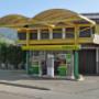 AGROLA Tankstelle in Altstätten, St. Gallen, Überdachung, gelbes Gerüst. Zwei Tanksäulen mit einem Zahlterminal. Im Hintergrund Wohnhaus.