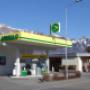 AGROLA Tankstelle in Sennwald mit LAVEBA Shop; Tankstelle ist rechts gelegen - Totem mit Preisschild-Anzeigen rechts mit LAVEBA Shop