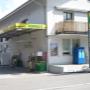 AGROLA Tankstelle in Kiesen bei Haus; rechts ist Totem mit AGROLA Logo und Benzin Preisen