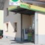 AGROLA Tankstelle in Toffen, Bern, eine Tanksäule mit Zahlterminal - bei Wohnhaus zu