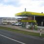 AGROLA Tankstelle in Yvonand; station service AGROLA à Yvonand; couverte; überdacht; mehrere Tanksäulen; plusieurs plompes à carburants