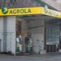 AGROLA Tankstelle in Steg im Tösstal; überdacht mit zwei Tanksäulen und Zahlterminal; dahinter Gebäude