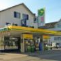 AGROLA Tankstelle in Eschenbach, St. Gallen. Bei Autogarage mit Peugeot und Alfa Romeo Logo. Tankstelle mit zwei Tanksäulen.